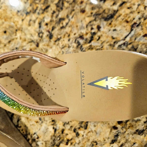 VOLATILE platform flip-flops sz7 worn once! - Picture 9 of 10